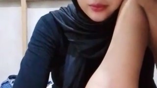 Host Cantik Jilbab Kupu Kupu Malam Ditelanjangin