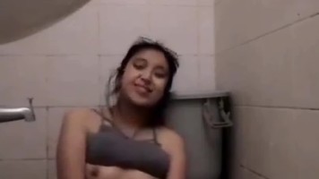 Masih Ingat Cewek Viral Tiktok Ini . Omek Pake Shower