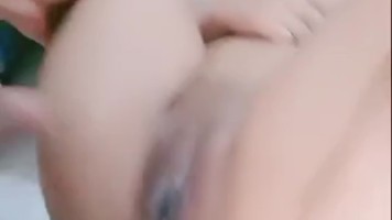 Pinky Jilmek DiGenjot Di Atas Sofa